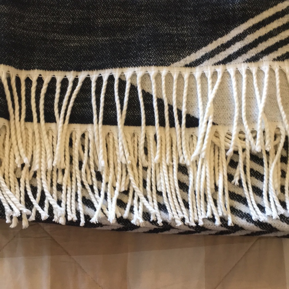 Gap Cozy Chevron Snow Cap Large Scarf or Blanket Wrap Soft Black and White - Picture 8 of 8